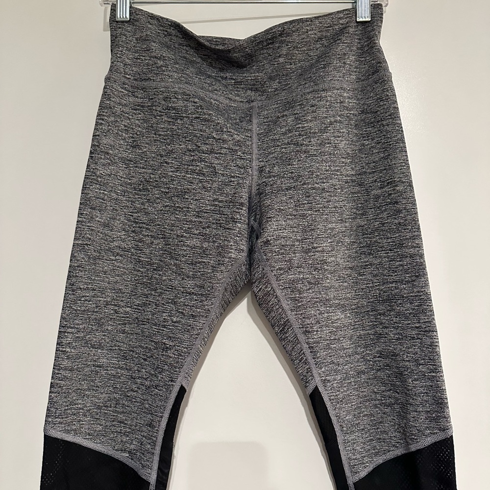 Crop workout leggings.